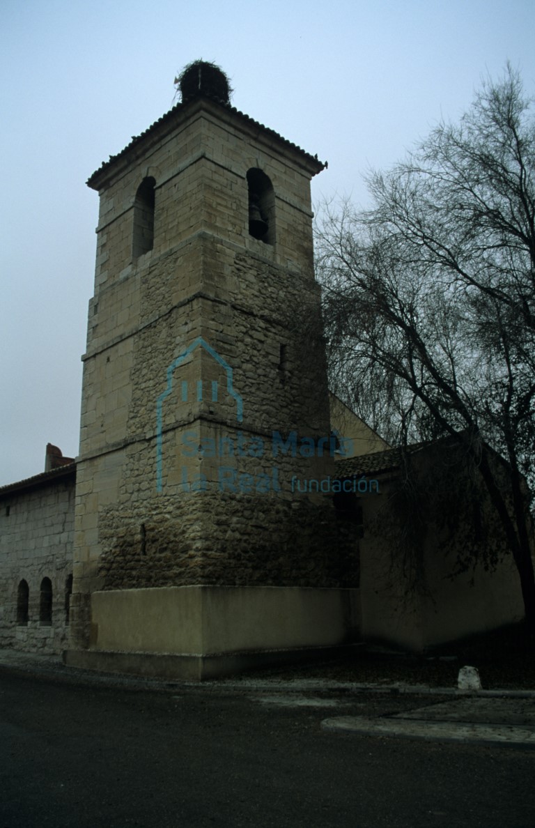 Vista de la torre y del exterior de la cabecera