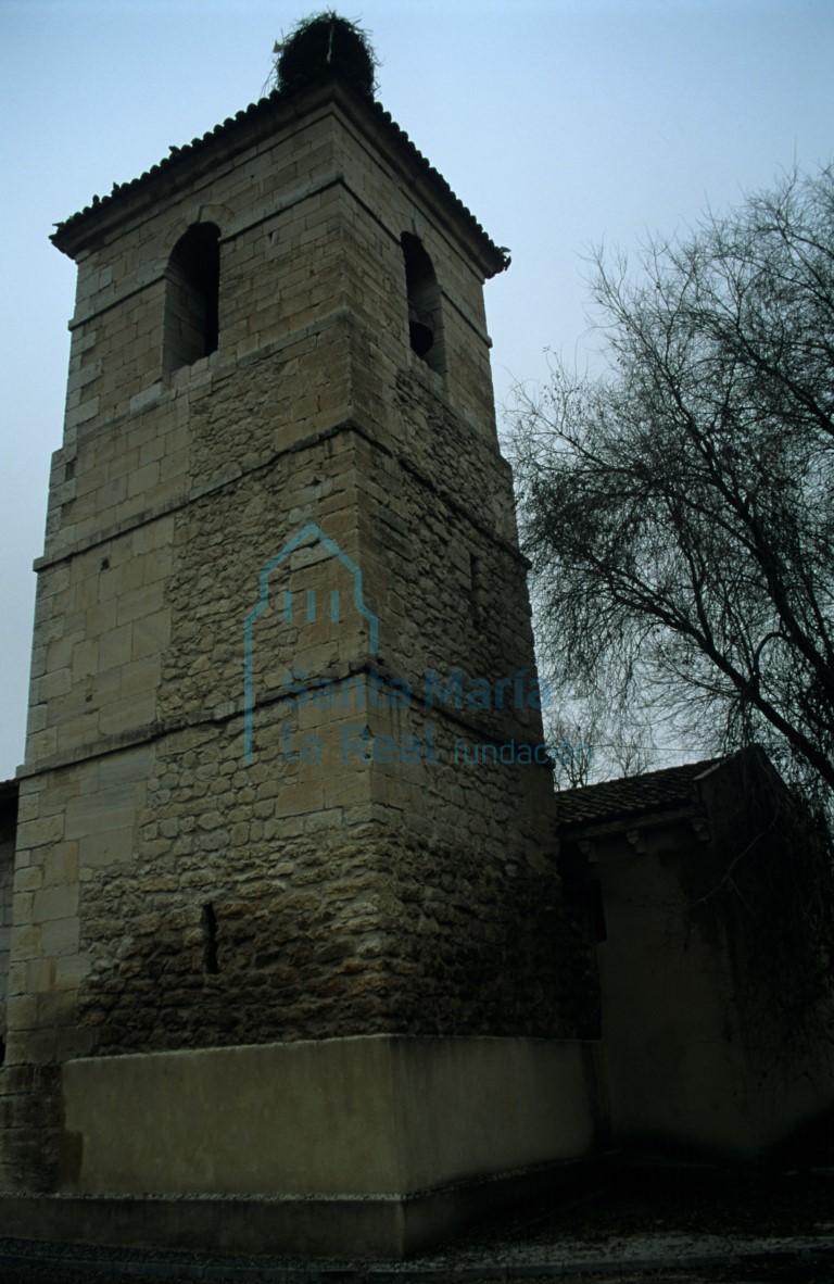 Vista de la torre y del exterior de la cabecera