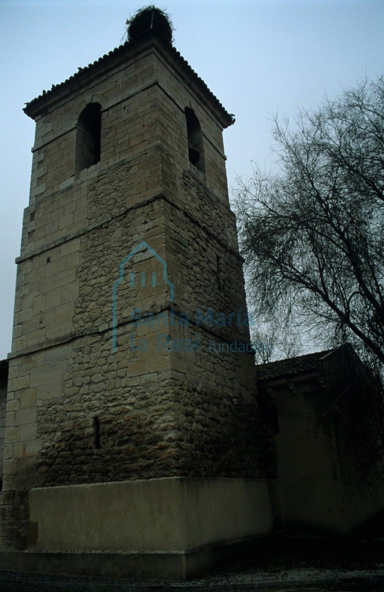 Vista de la torre y del exterior de la cabecera Vista de la torre y del exterior de la cabecera
