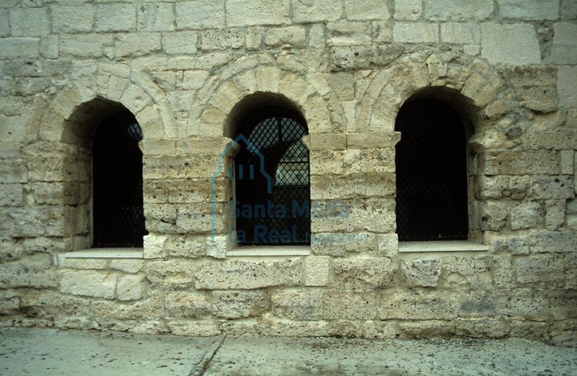 Ventanales del pórtico en la fachada meridional