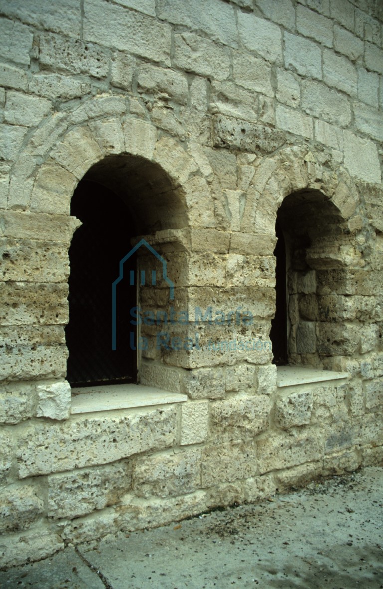 Ventanales del pórtico en la fachada meridional