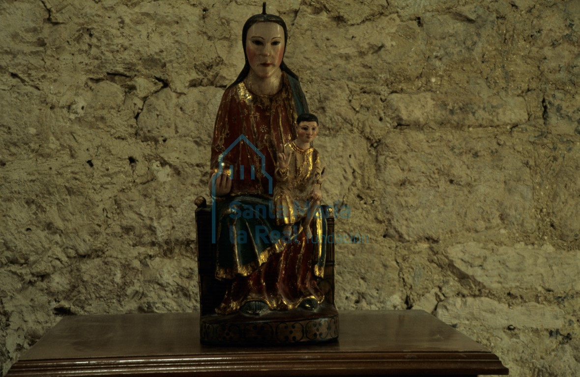 Talla policromada de la Virgen sedente con el Niño, conocida como Virgen de Torrecilla, en la capilla mayor