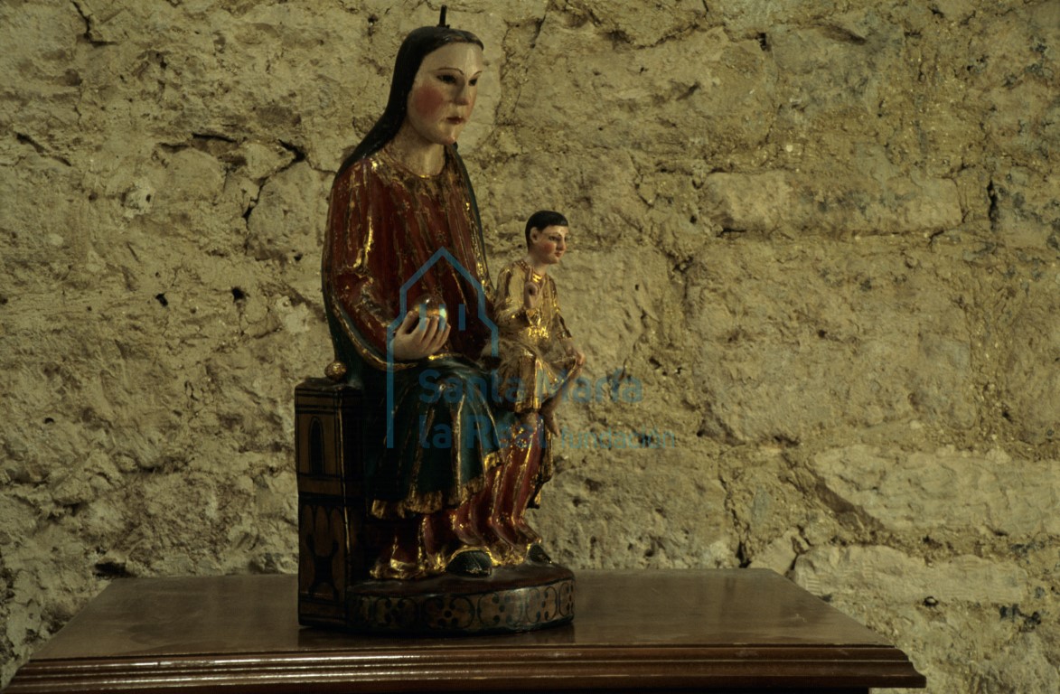 Talla policromada de la Virgen sedente con el Niño, conocida como Virgen de Torrecilla, en la capilla mayor