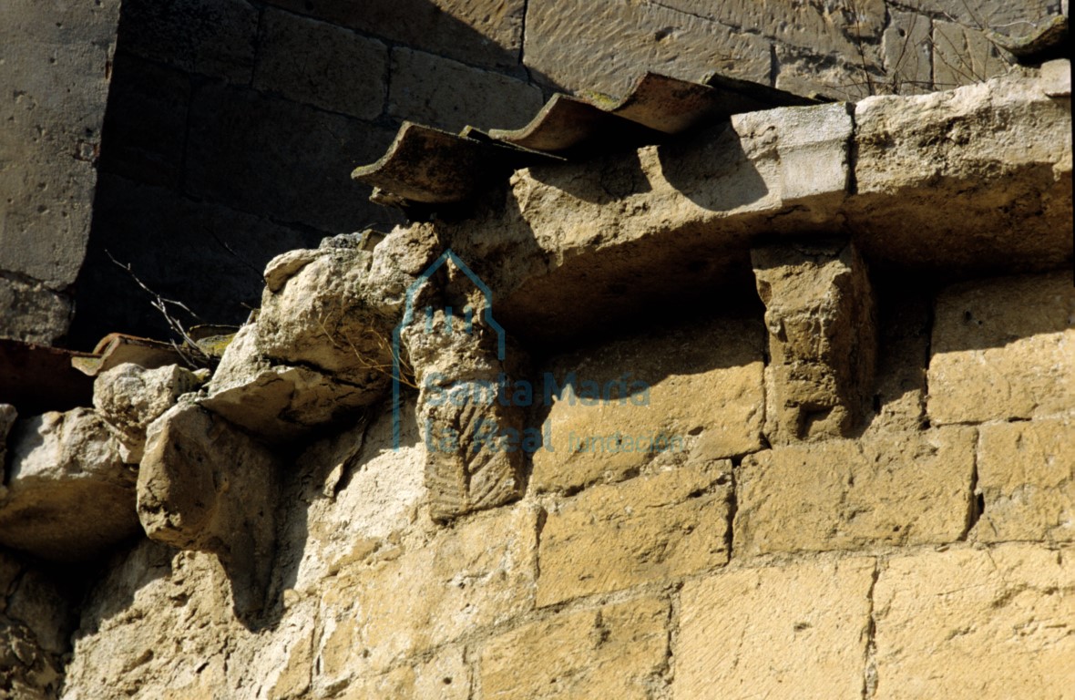 Canecillos de la cornisa del ábside