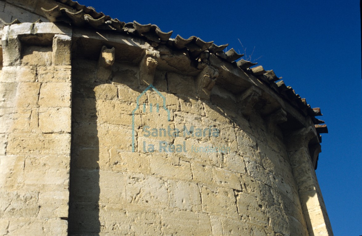 Canecillos de la cornisa del ábside