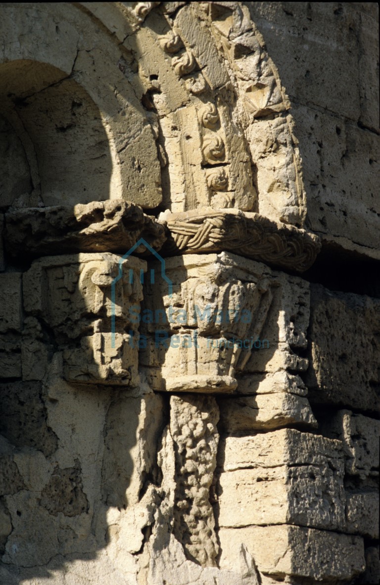 Detalle del lado derecho de la ventana del paño central del ábside