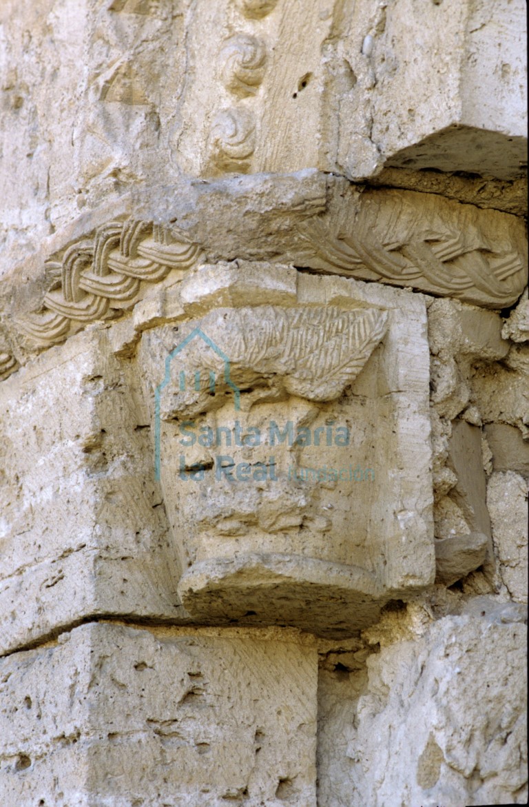 Capitel del lado izquierdo de la ventana del paño central del ábside