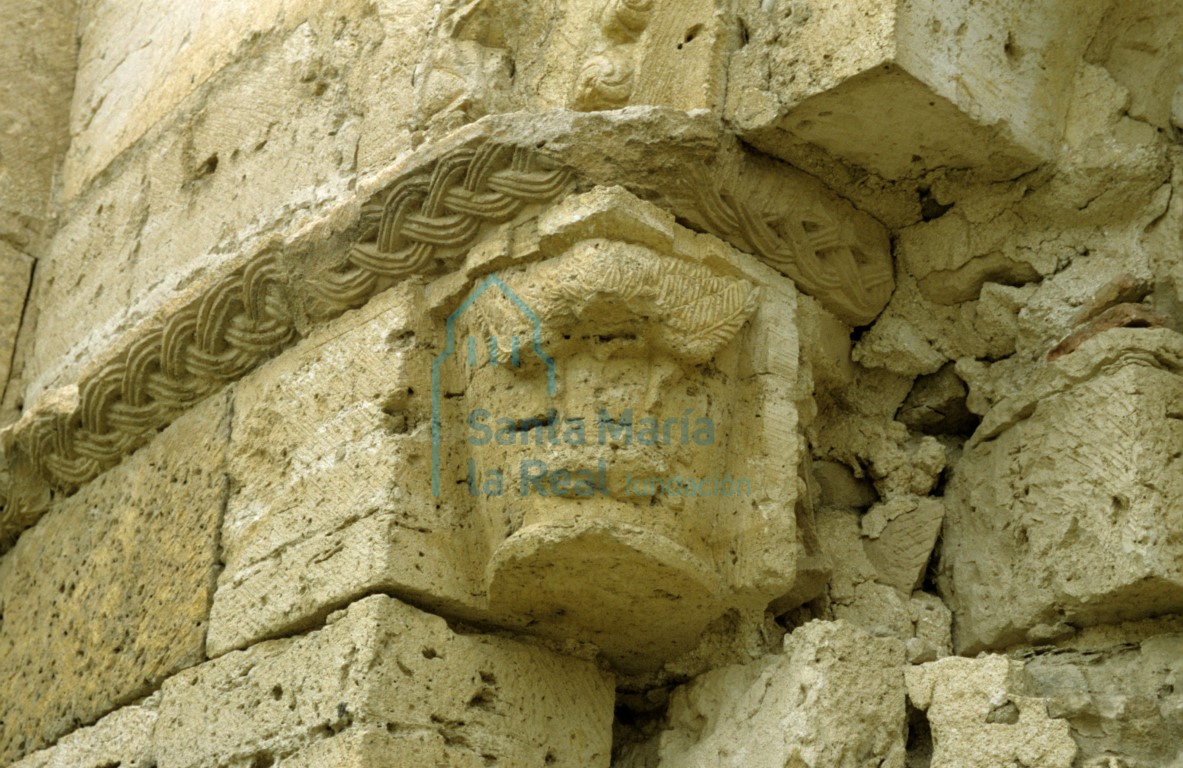 Capitel del lado izquierdo de la ventana del paño central del ábside