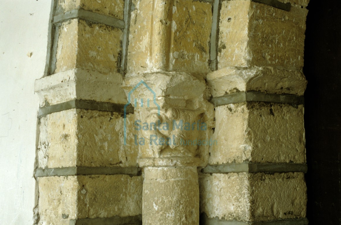 Capitel del lado izquierdo de la portada meridional. Leones afrontados