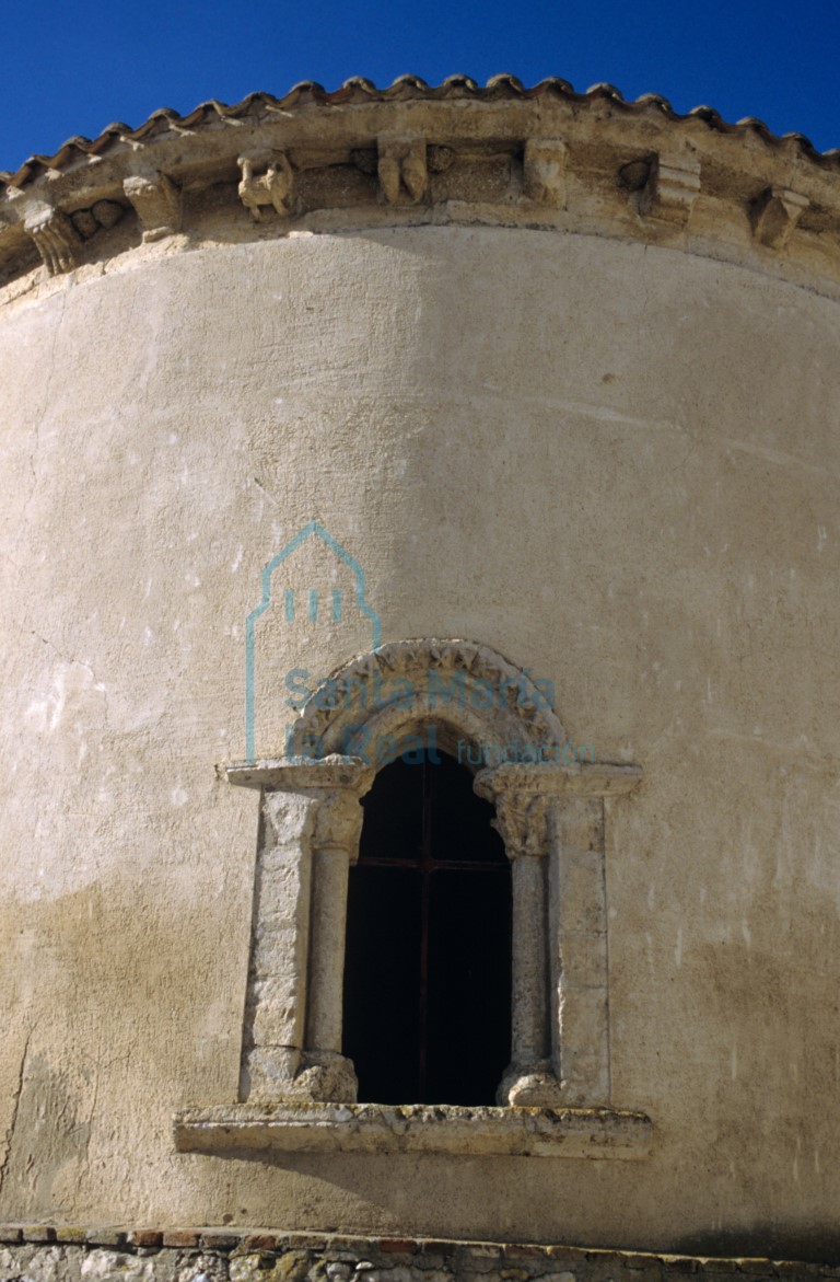 Ventana y canecillos del ábside