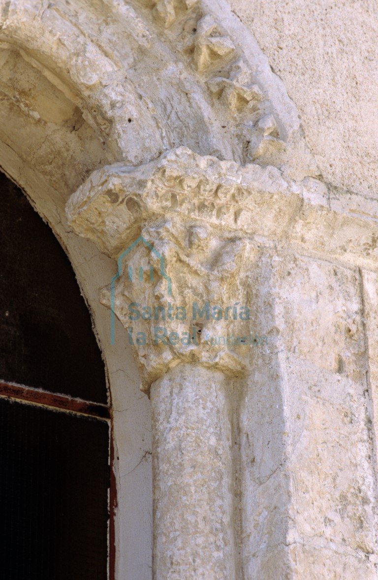 Capitel del lado derecho de la ventana del ábside