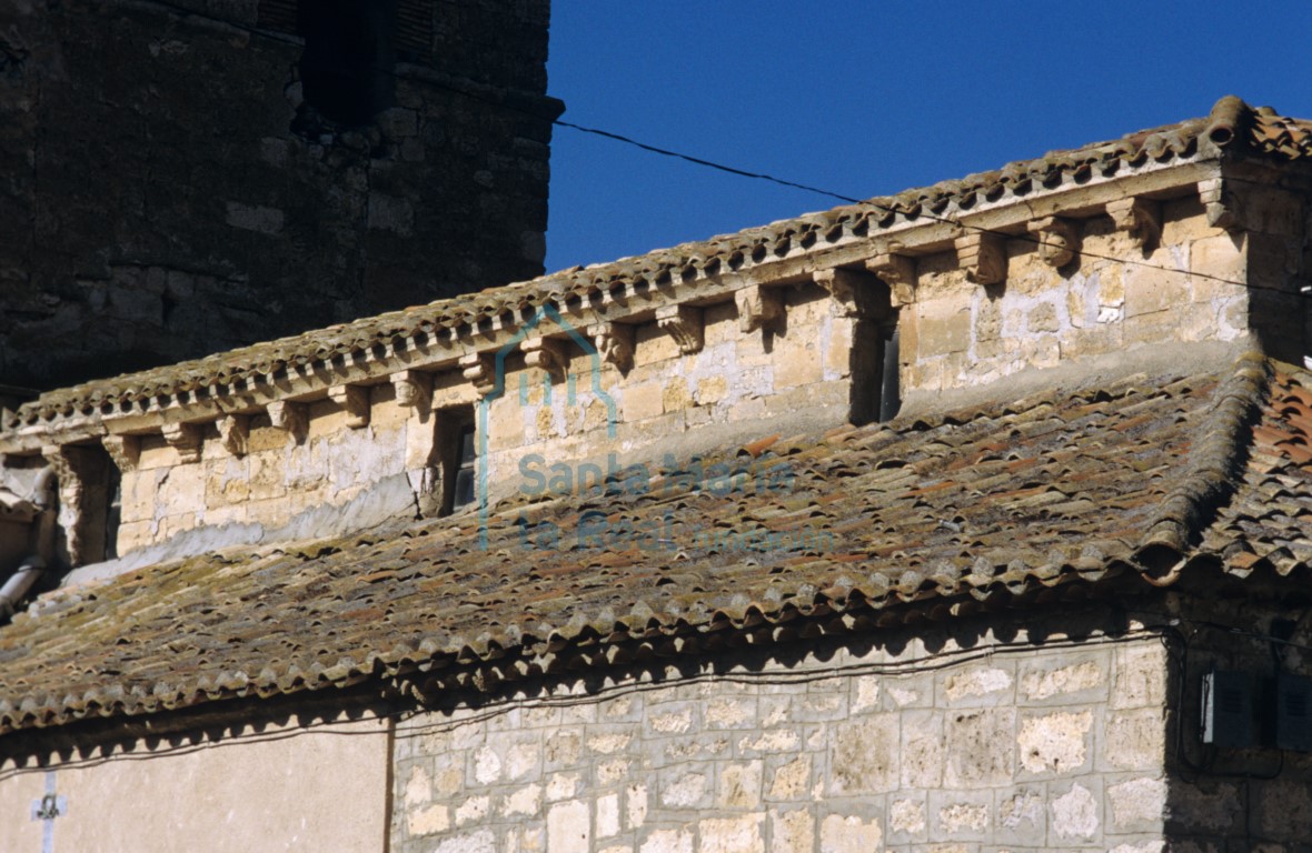 Canecillos de la cornisa del muro sur