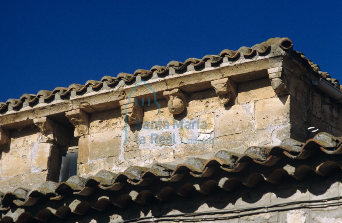 Canecillos de la cornisa del muro sur