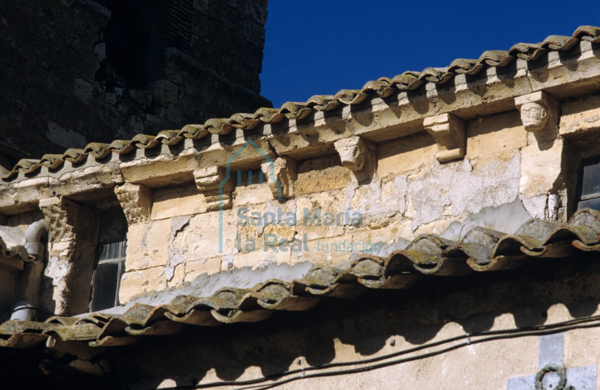 Canecillos de la cornisa del muro sur