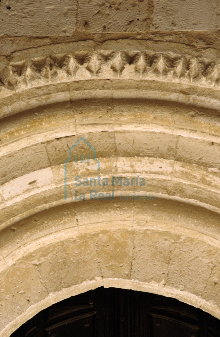 Detalle de las arquivoltas de la portada meridional