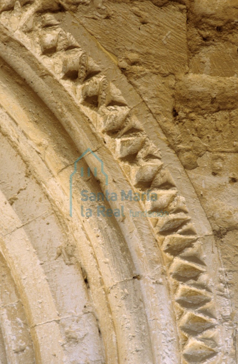 Detalle de las arquivoltas de la portada meridional