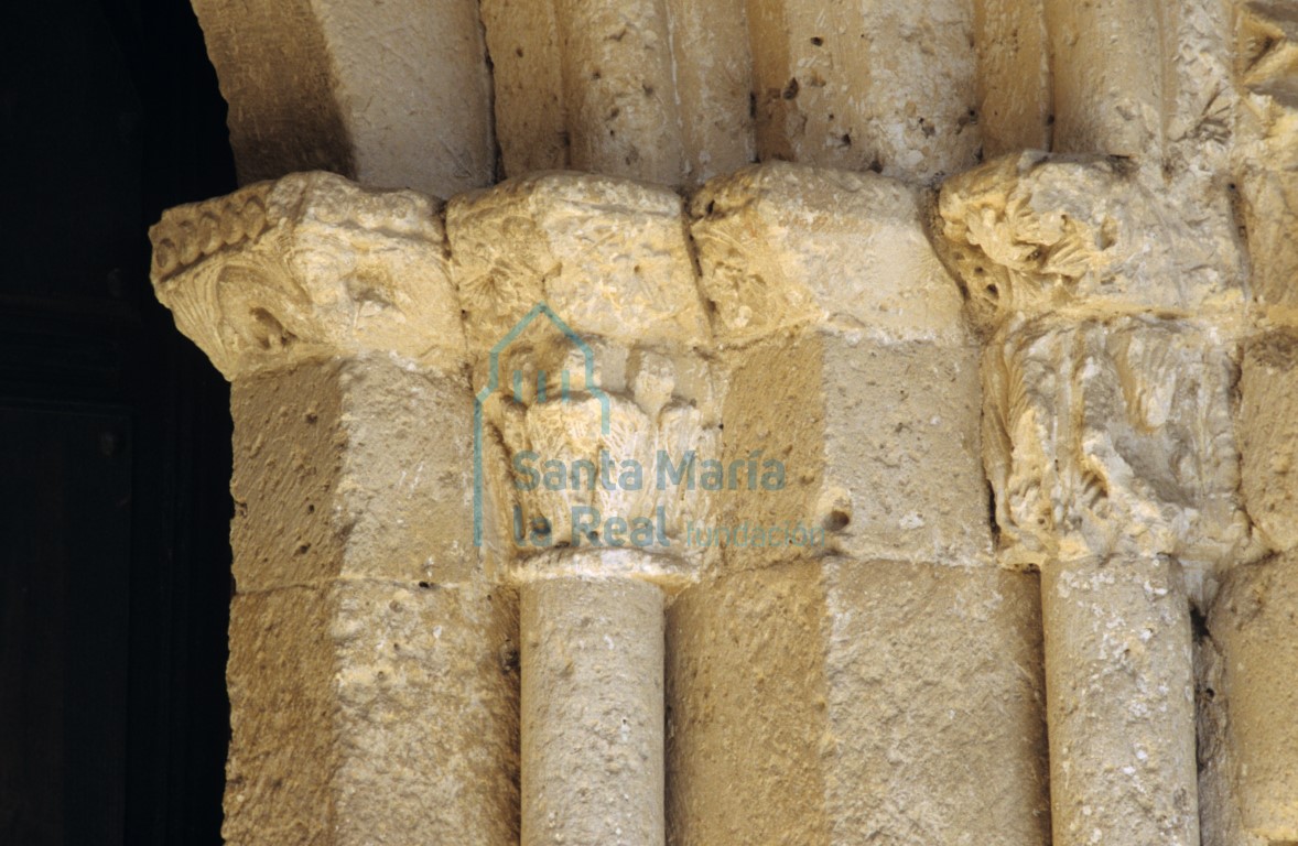 Capiteles del lado derecho de la portada meridional