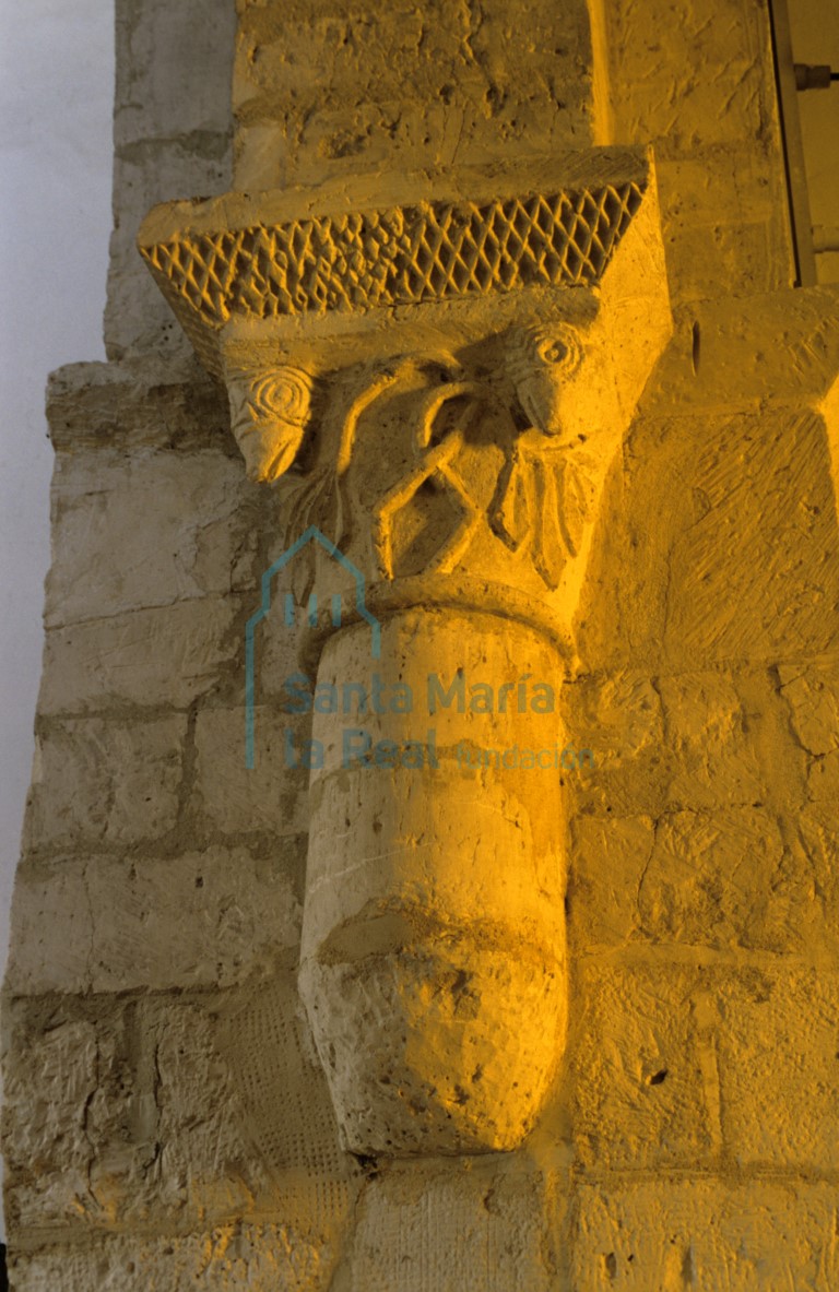 Capitel del lado del evangelio del arco triunfal. Cabezas de animales mordiendo tallos