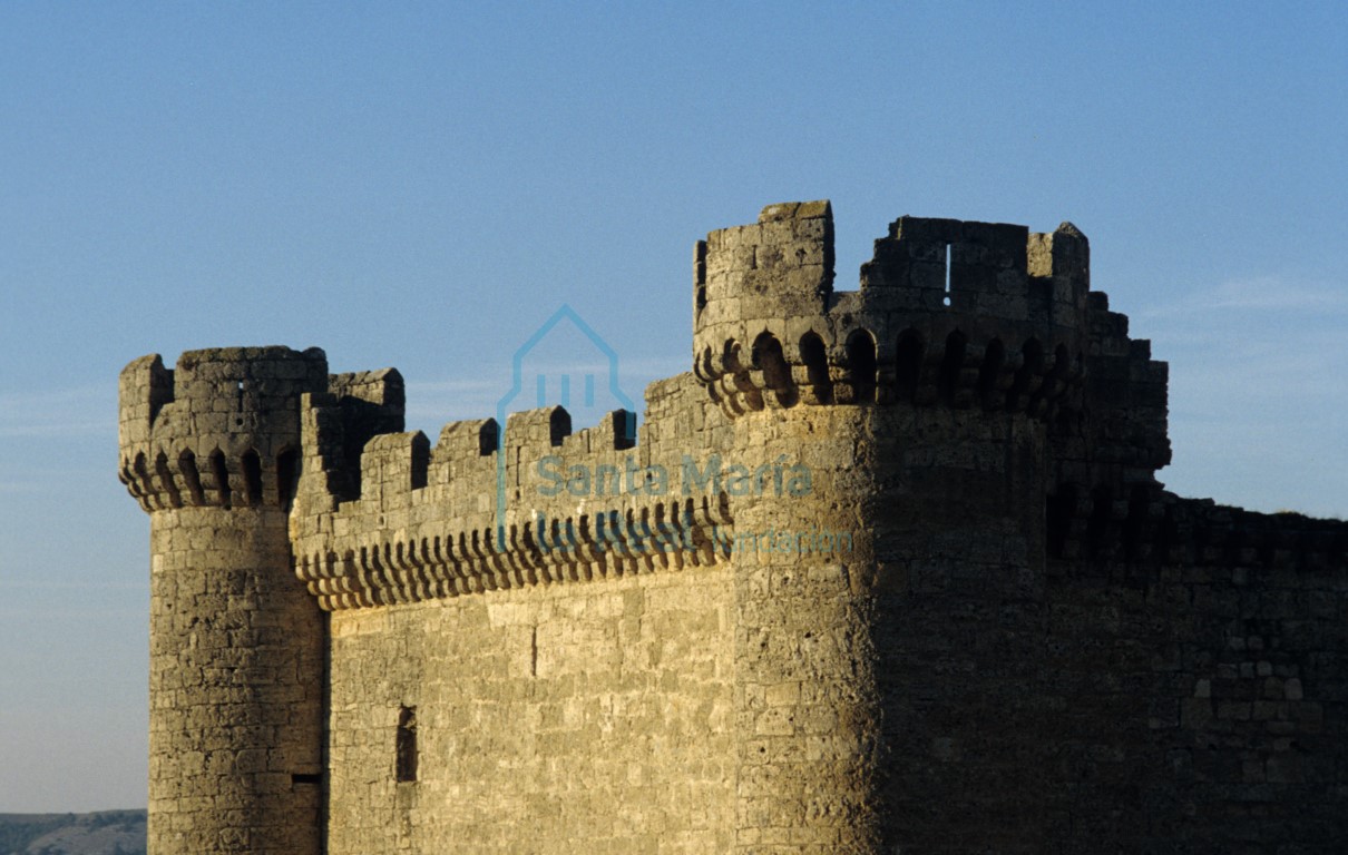 Detalle de cubos y almenas del patio de armas