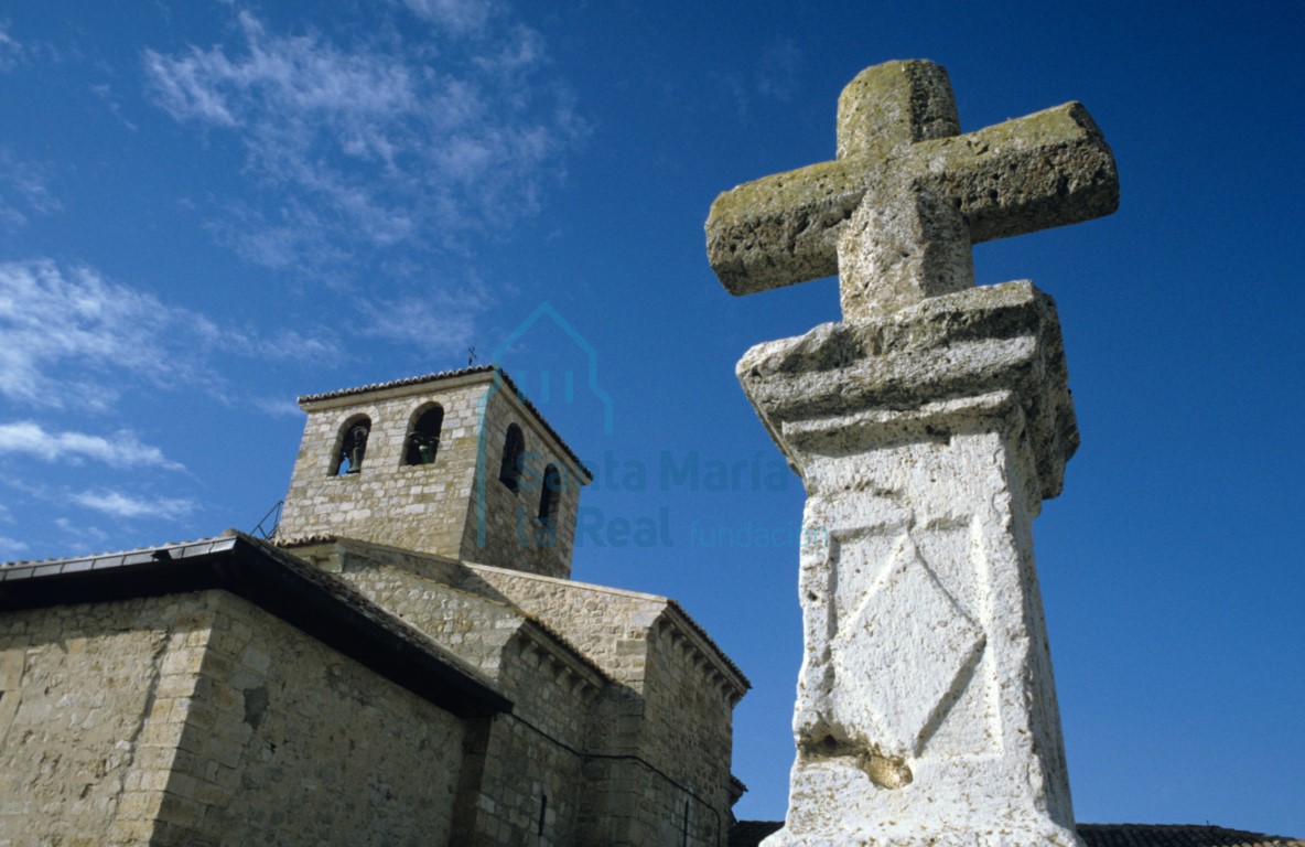 Vista del exterior de la cabecera y de la torre con la cruz del atrio