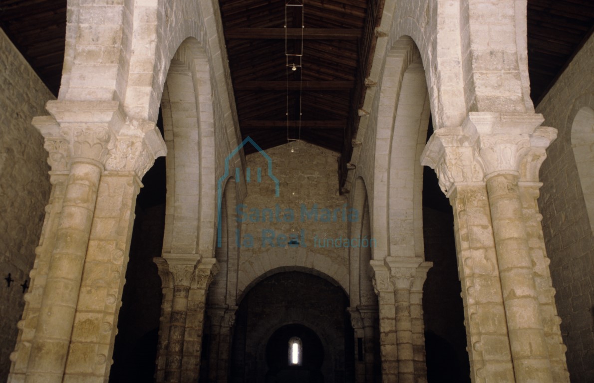 Vista del interior de la nave central desde los pies hacia la cabecera