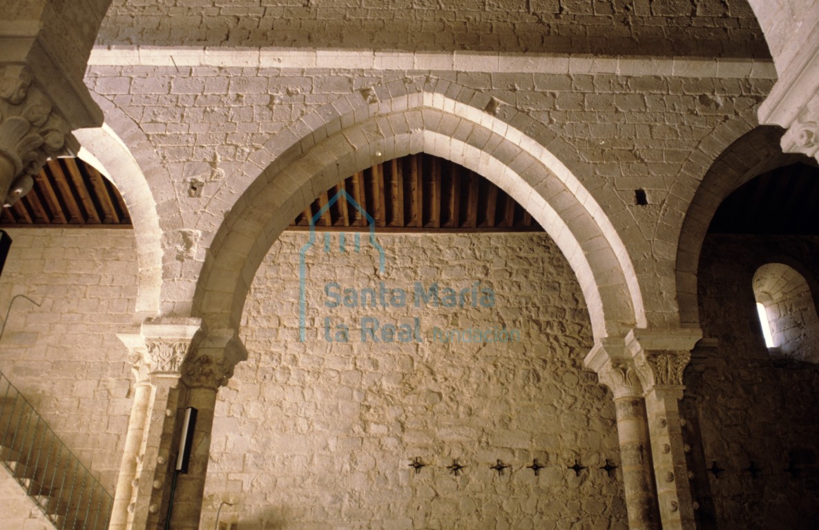 Arcos formeros y pilares del lado del evangelio de la nave central