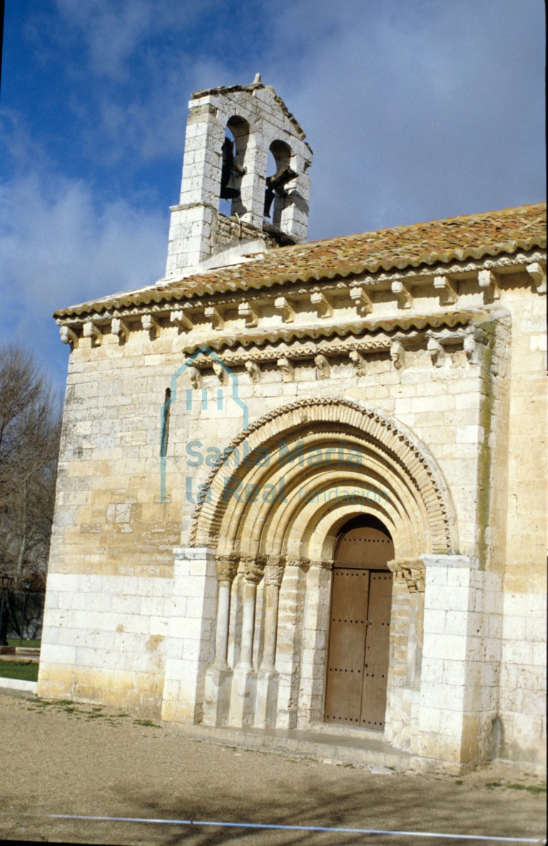 Portada y espadaña