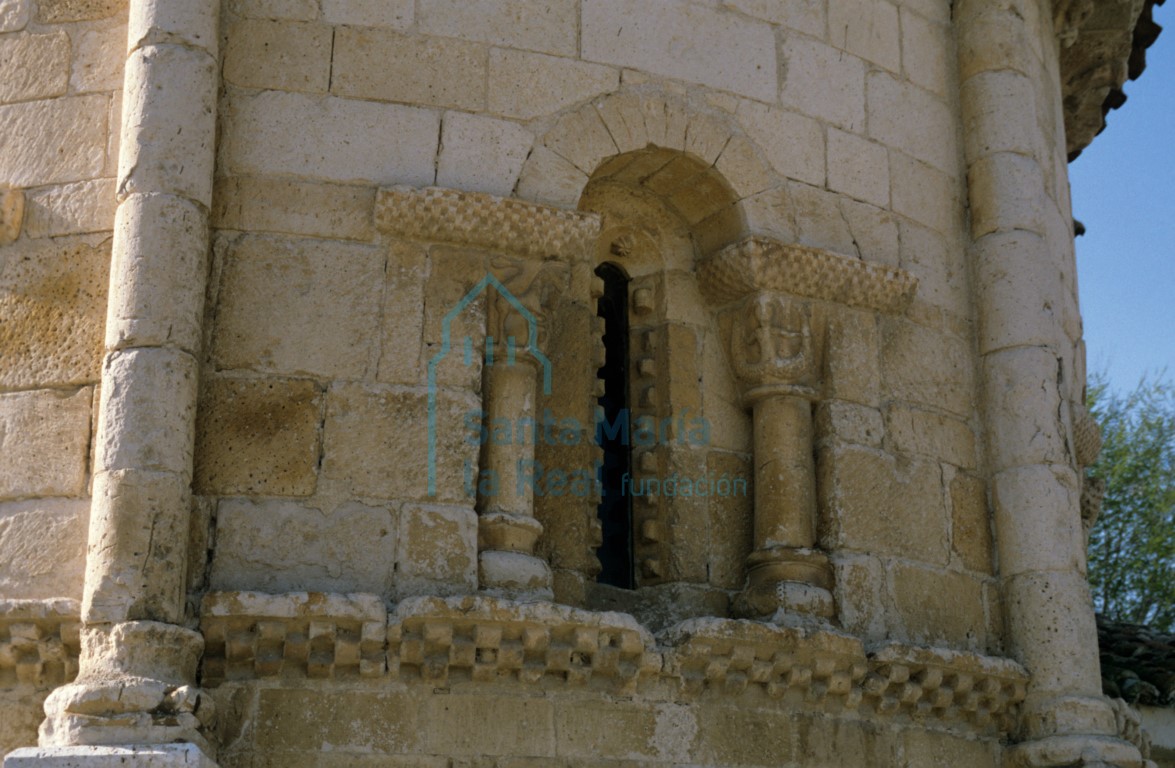 Exterior de la ventana del paño central del ábside