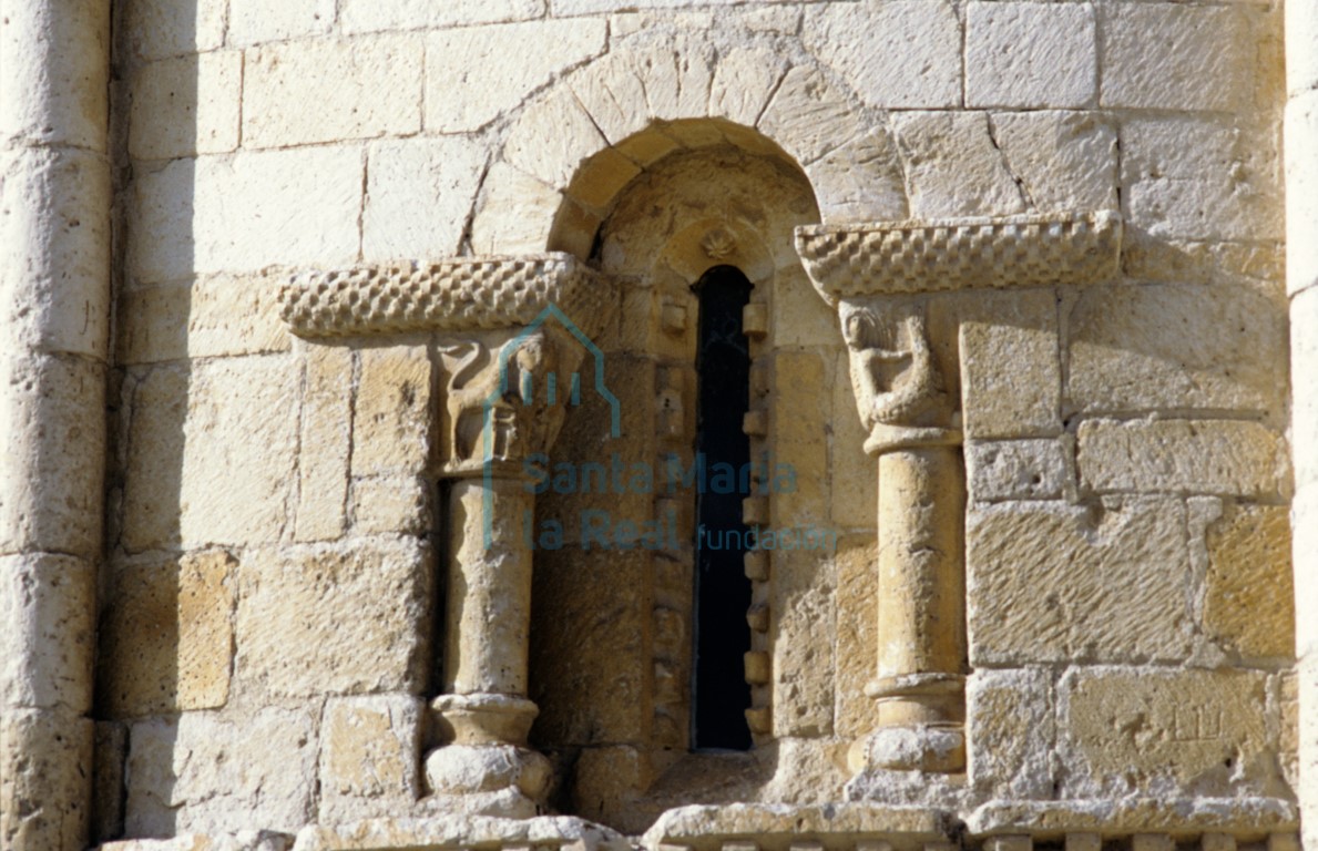 Exterior de la ventana del paño central del ábside