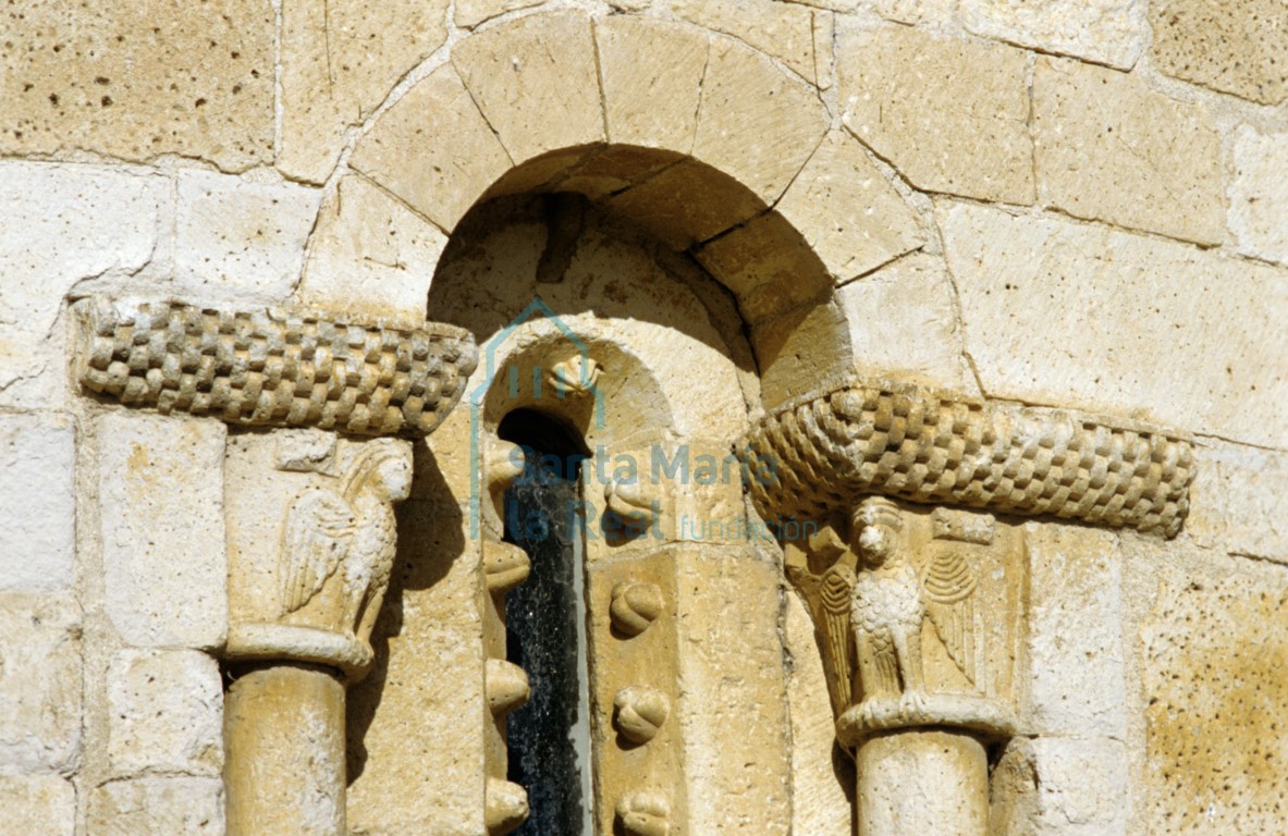Capiteles exteriores de la ventana del paño del lado de la epístola del ábside