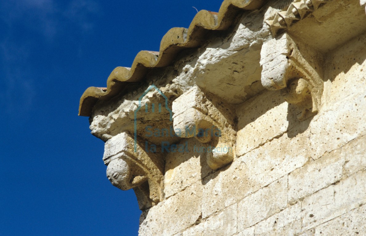 Canecillos de la fachada meridional