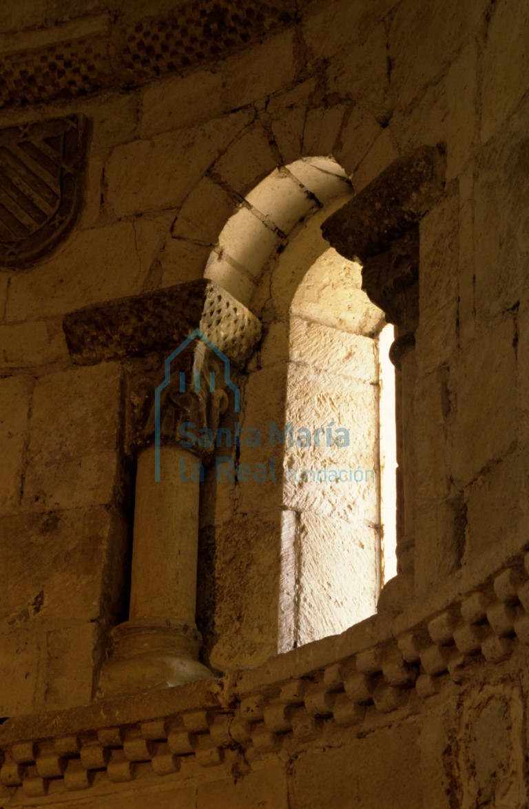 Interior de la ventana del lado de la epístola del ábside