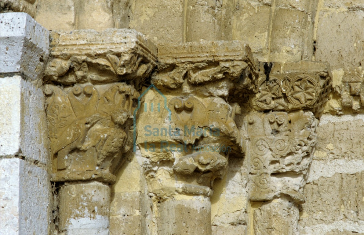 Capiteles del lado izquierdo de la portada