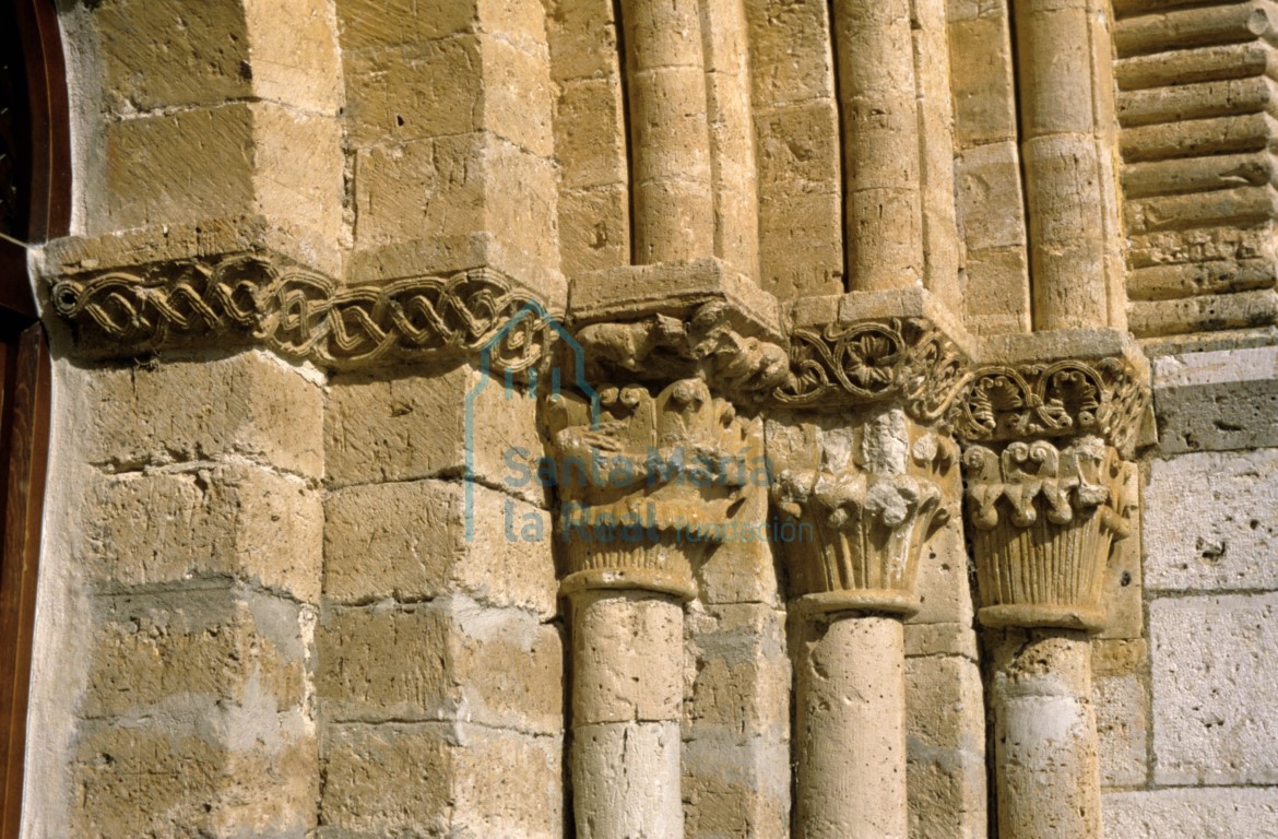Detalle del lado derecho de la portada