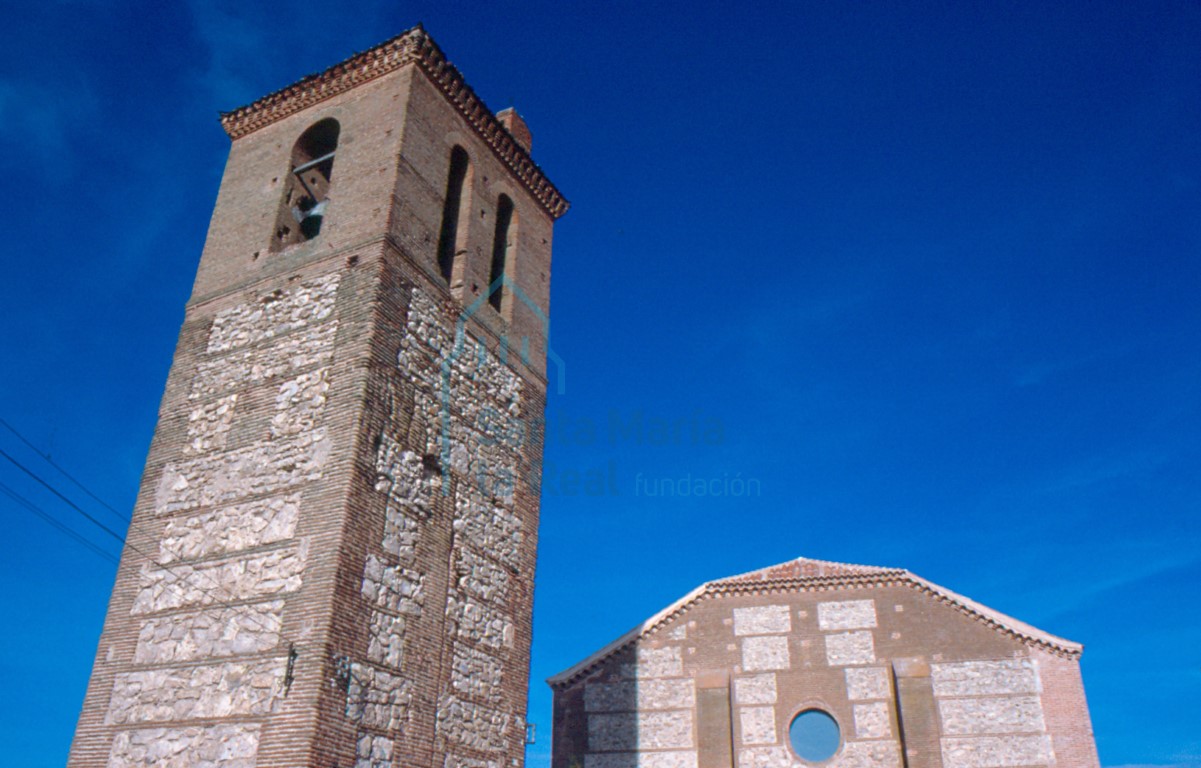 Detalle de la torre y del hastial de la iglesia