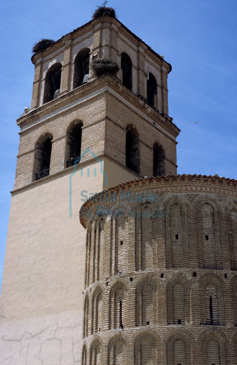 Vista del exterior del ábside y la torre