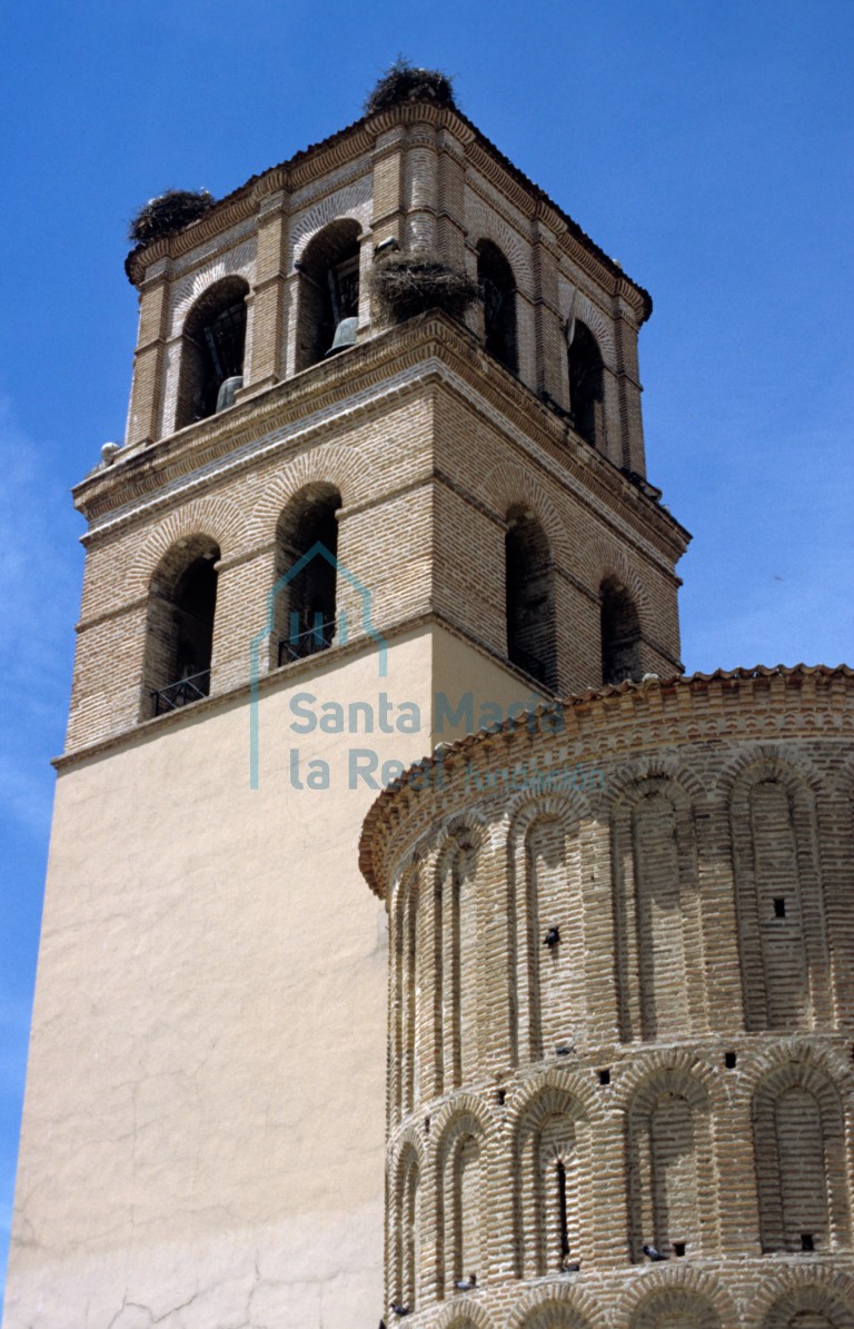 Vista del exterior del ábside y la torre