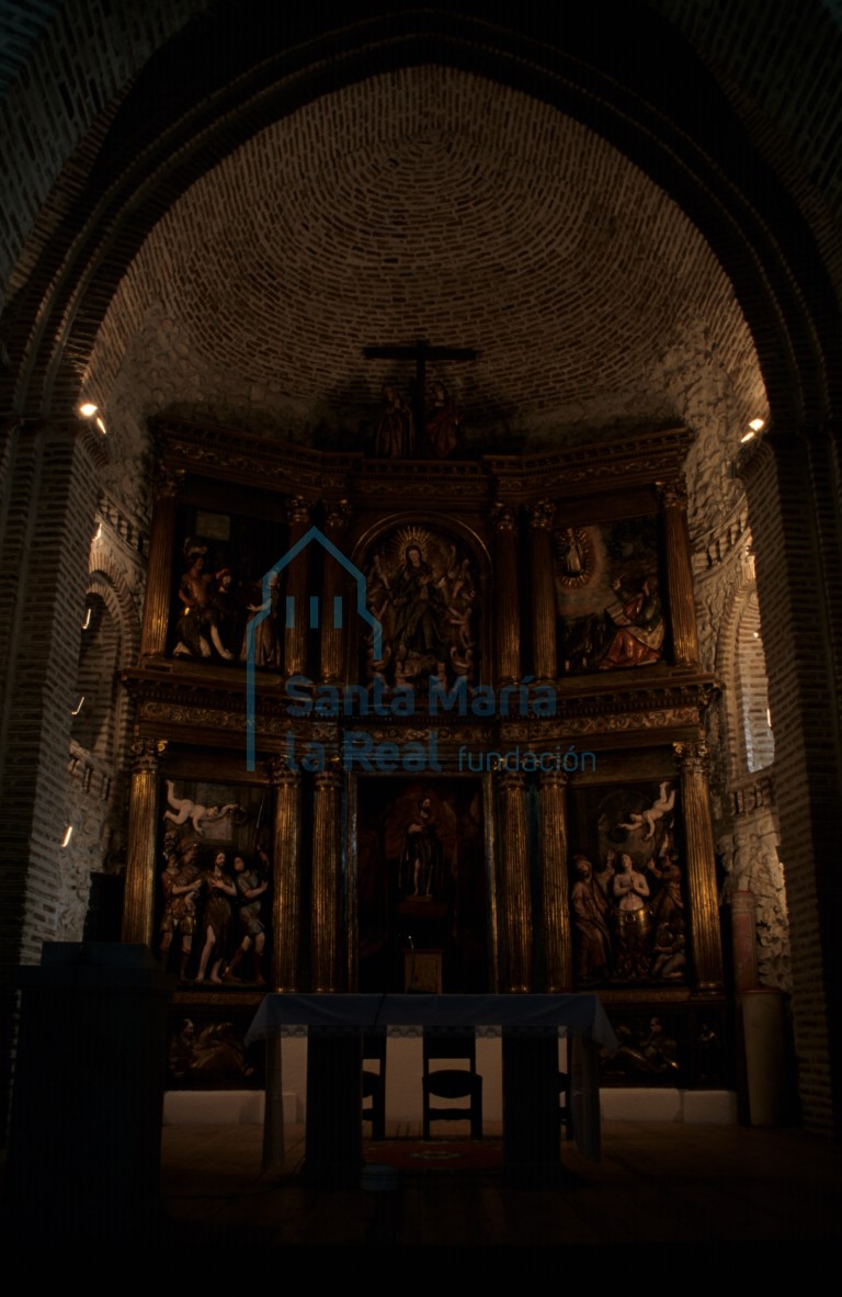 Retablo mayor en el interior del ábside