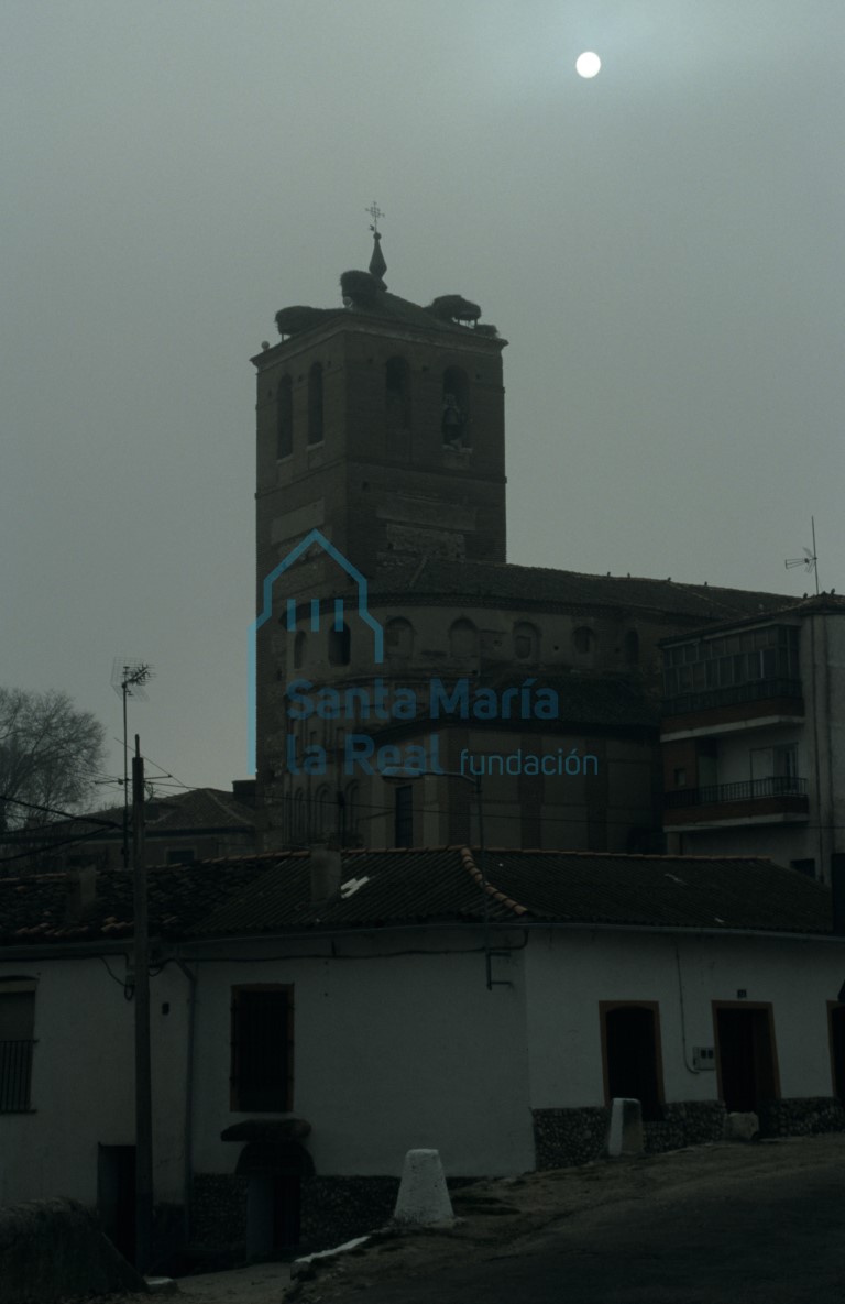Vista del exterior de la cabecera y torre