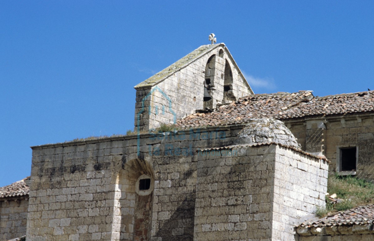 Detalle de la espadaña y de la torre-husillo en el lado norte de la iglesia