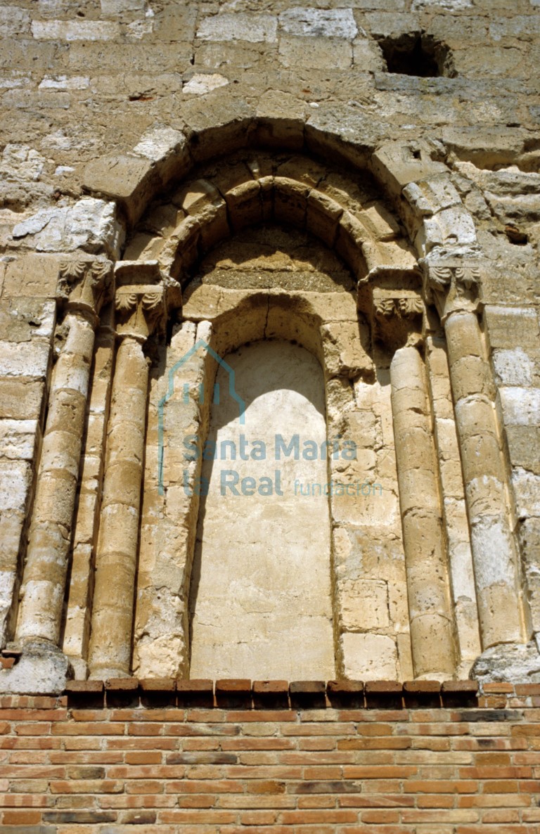 Ventana de la calle lateral meridional del hastial occidental