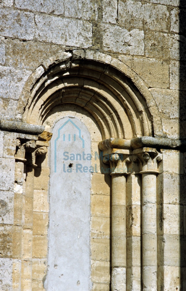 Ventana en el muro occidental de la capilla funeraria del muro norte