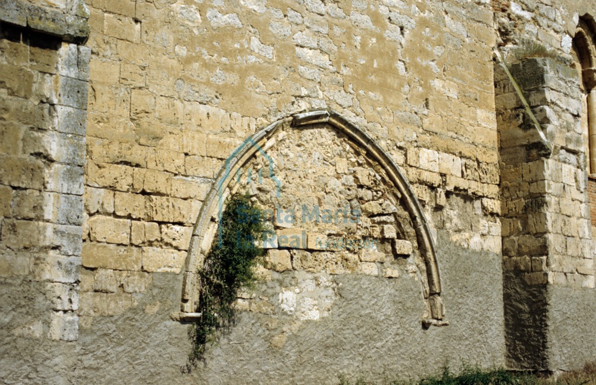 Arco correspondiente a una antigua portada hoy cegada en la calle central del hastial occidental