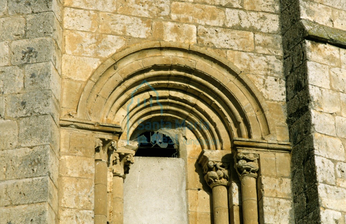 Detalle de la ventana del primer paño de la izquierda del ábside central