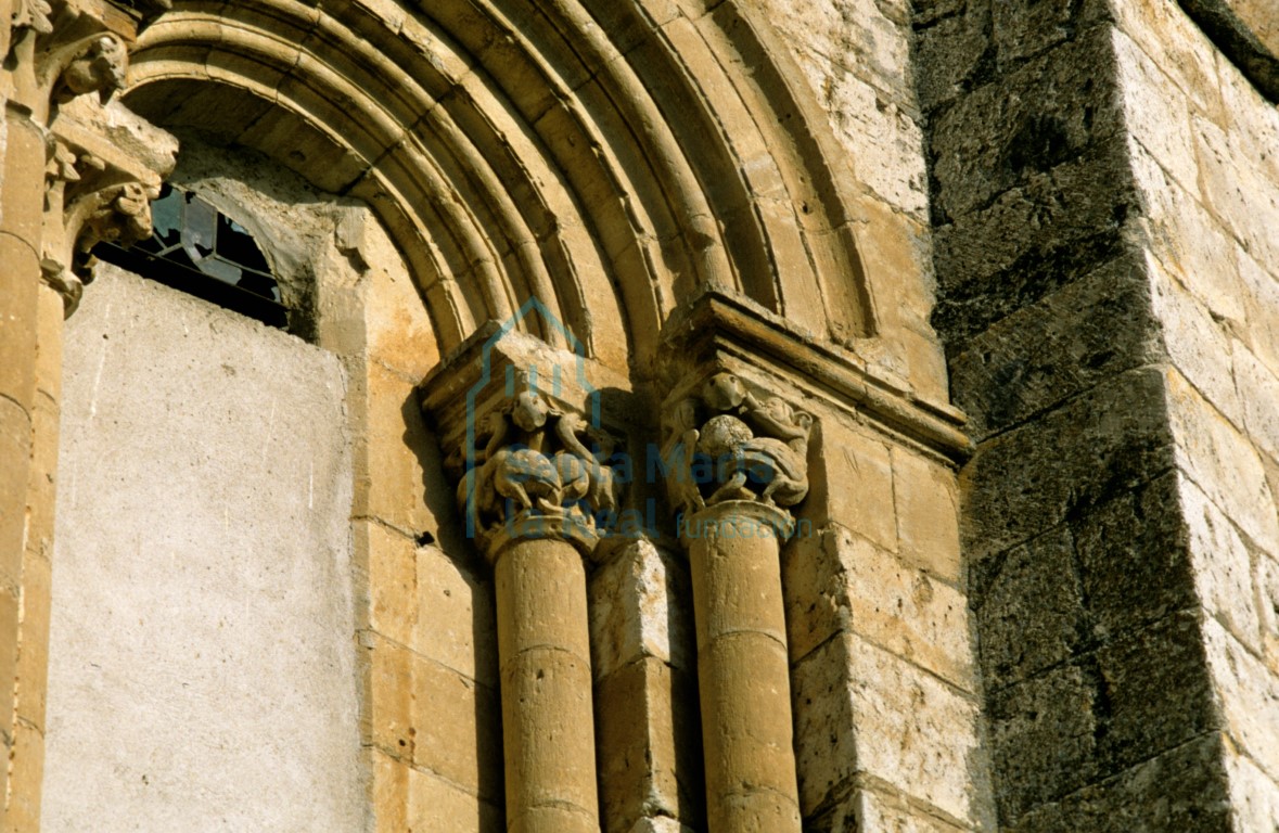 Capiteles del lado derecho de la ventana del primer paño de la izquierda del ábside central: parejas de dragones entrelazados por cuellos y colas, y arpías enfrentadas