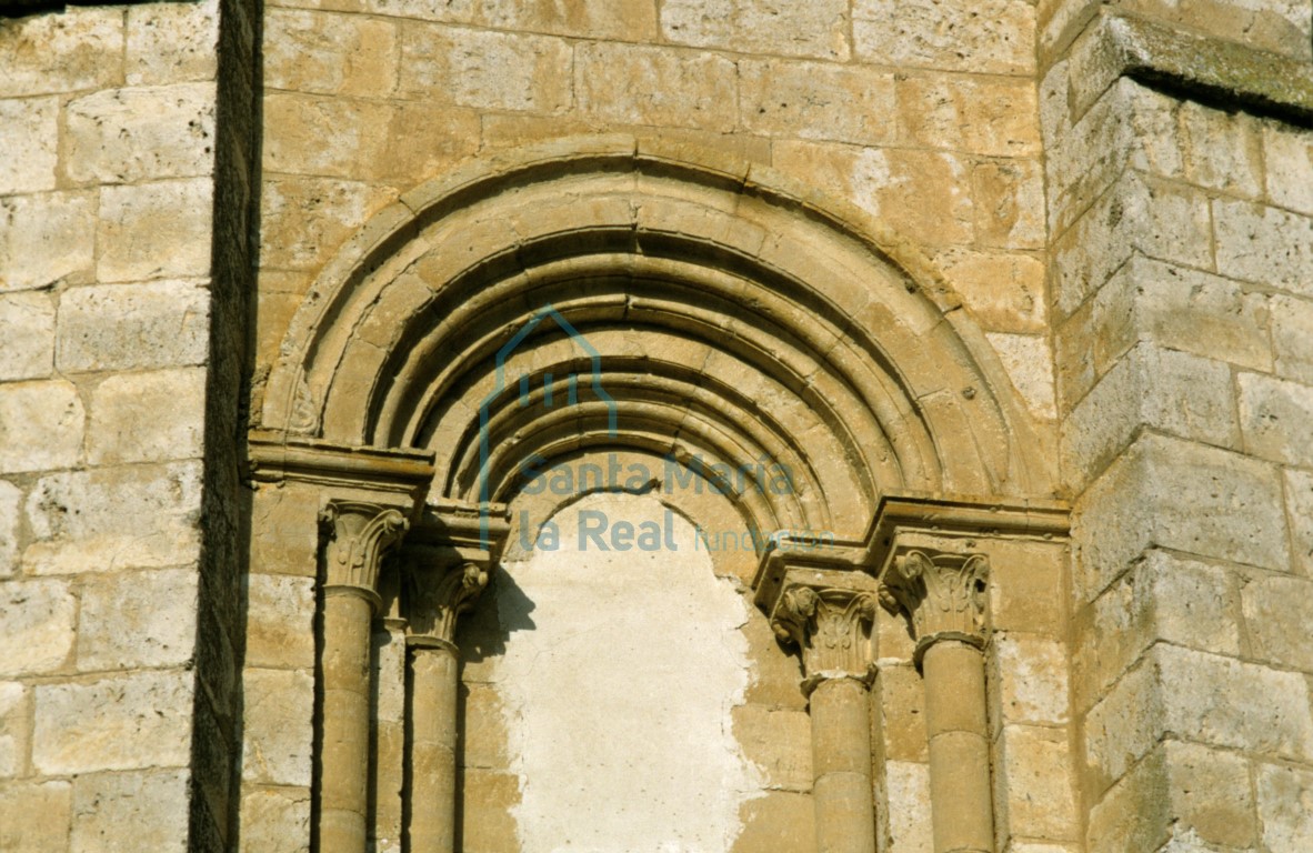 Detalle de la ventana del segundo paño de la izquierda del ábside central