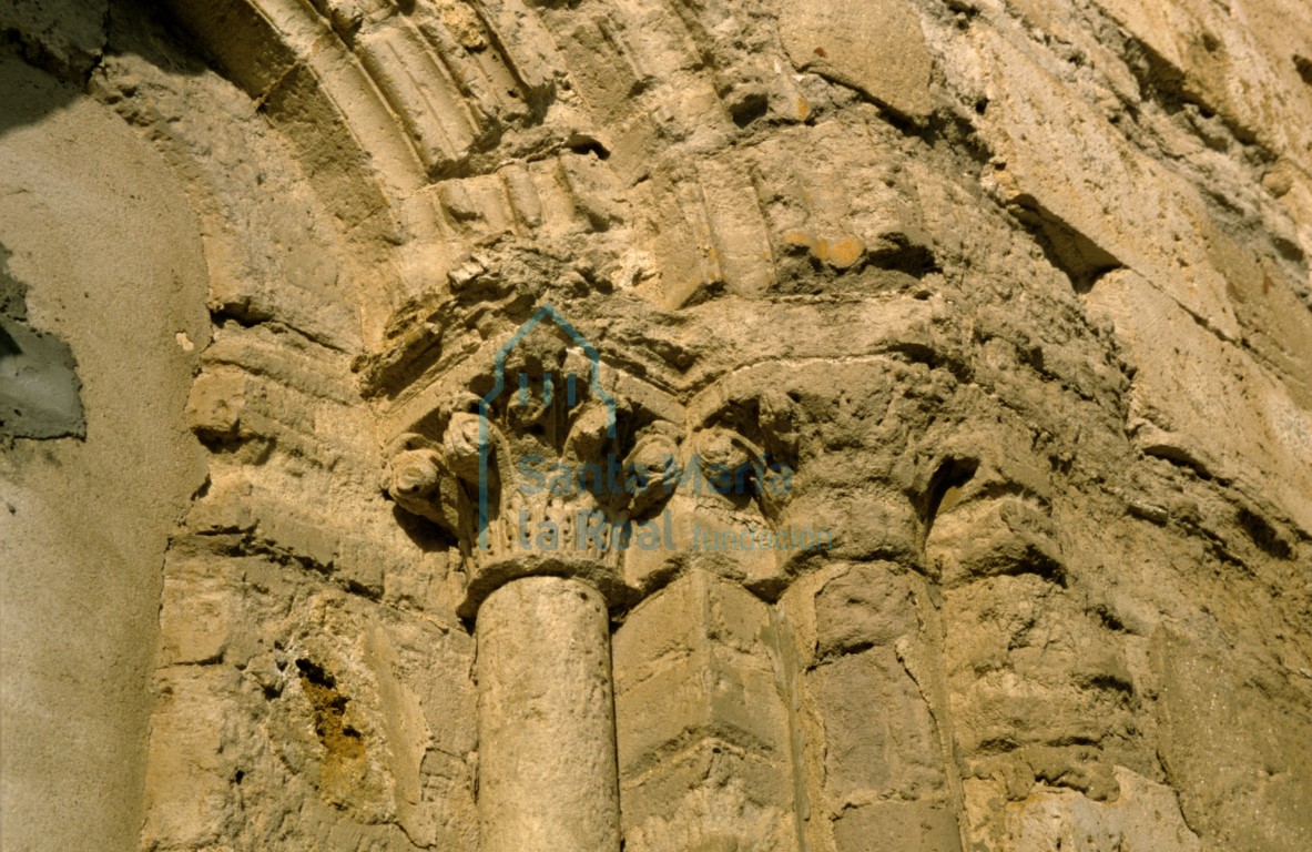 Capiteles del lado derecho de la ventana de la sacristía: motivos vegetales