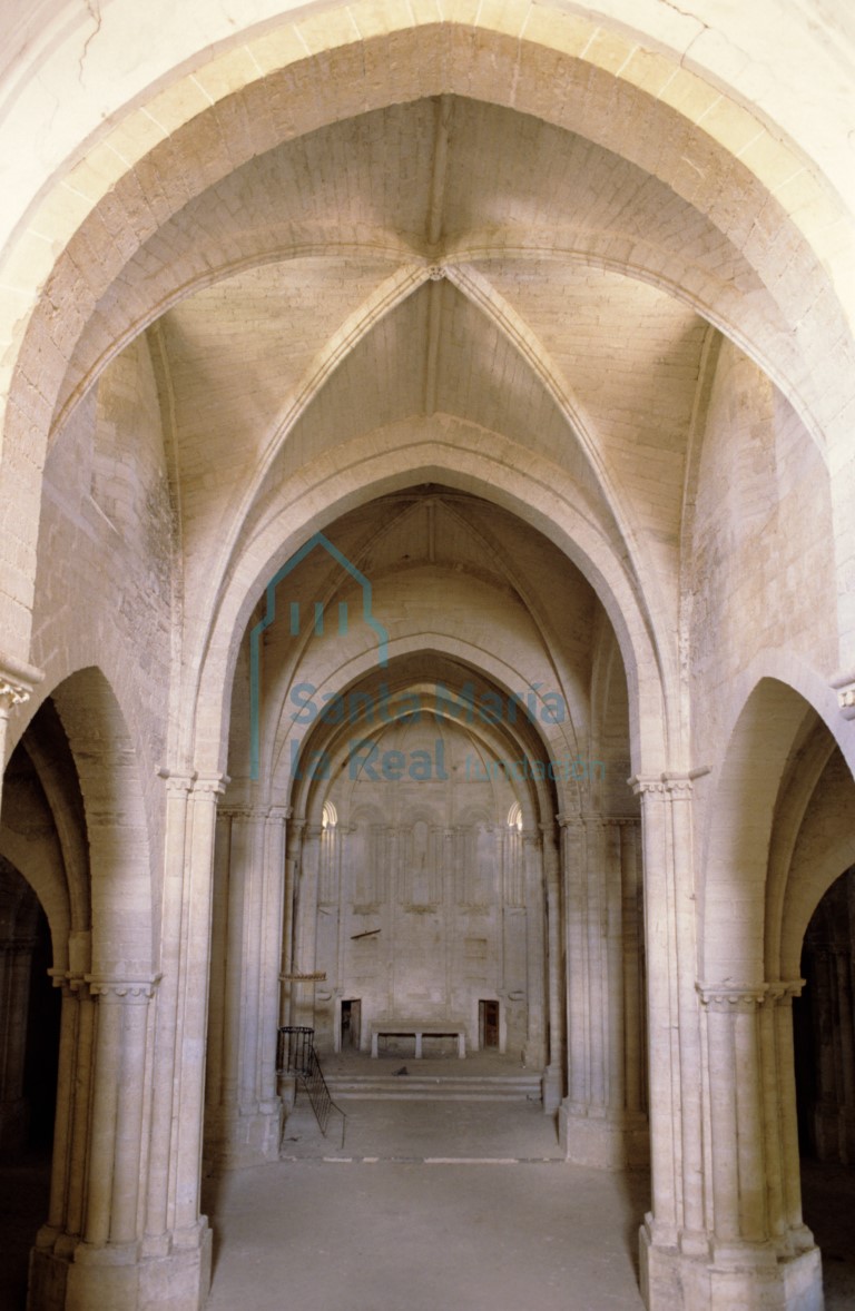 Vista del interior de la nave central hacia la cabecera