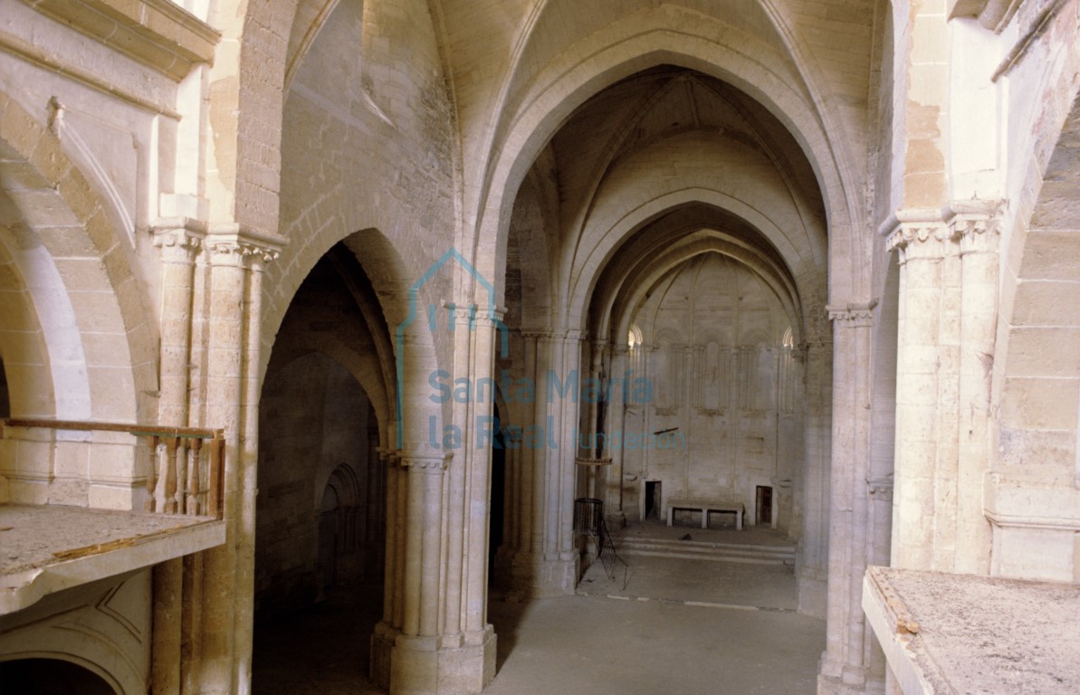 Vista del interior de la nave central hacia la cabecera