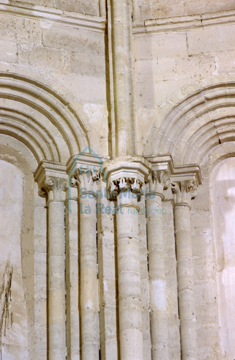 Columnillas de las ventanas del ábside central